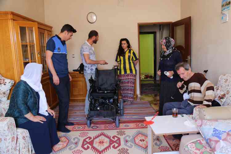 Çınar Belediyesi İhtiyaç Sahibine Tekerlekli Sandalye Hediye Etti